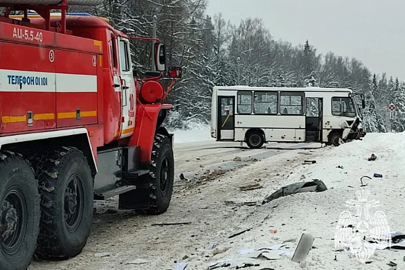 На въезде в Голчаново столкнулись легковушка и «ПАЗ»